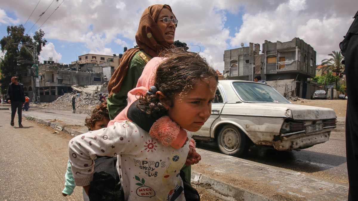 Unavení a zoufalí. Fotky ukazují, jak lidé z Rafahu prchají před útokem